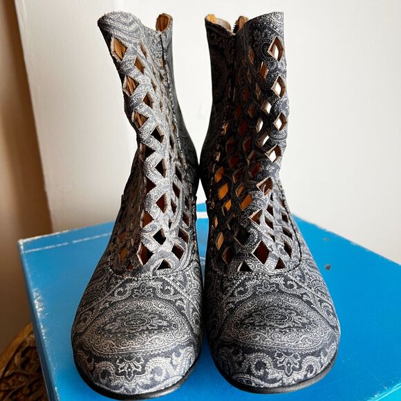 John Fluevog | Murillo | Baroque | Grey Paisley | Diamond Perforated Boot | Sz 6 - Picture 11 of 16
